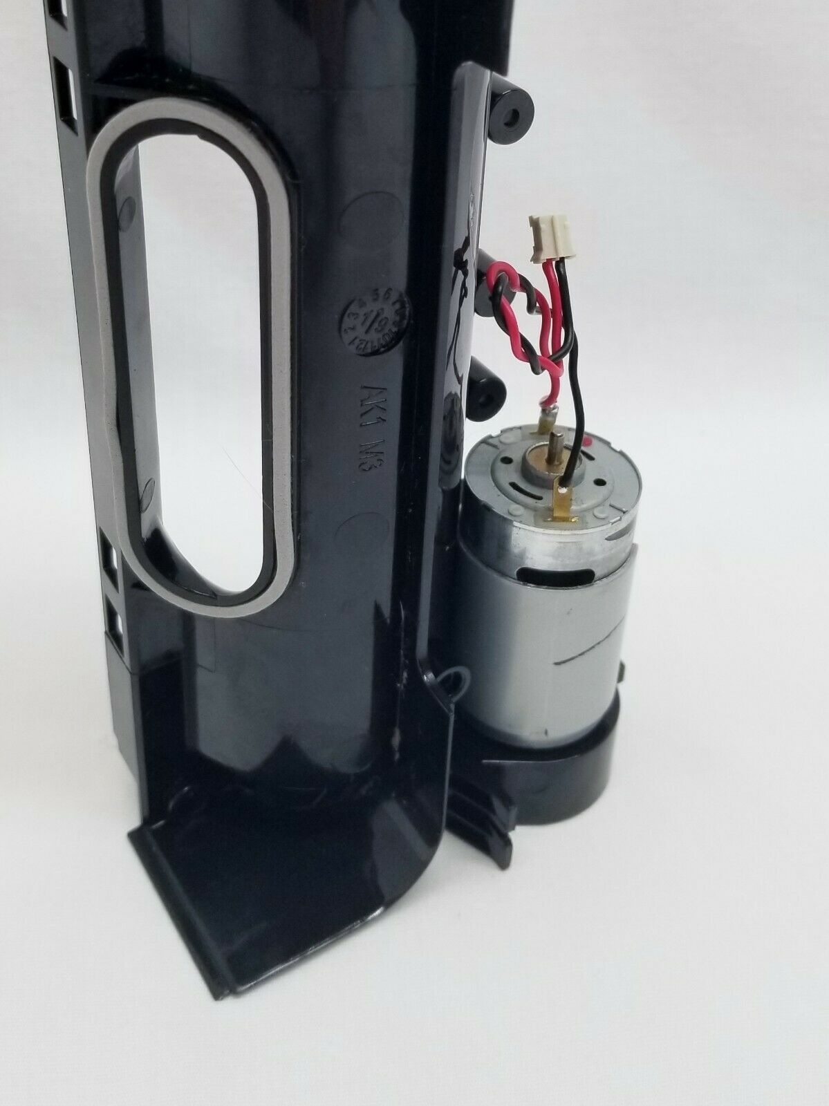 Rolling brush assembly (backside with hole to dust bin)